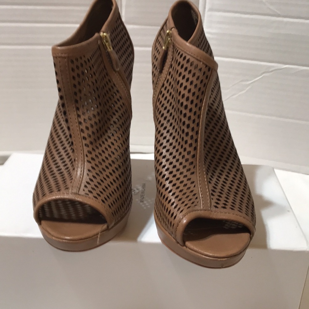 New! Vince Camuto leather platform shoes with side zipper - Picture 2 of 5